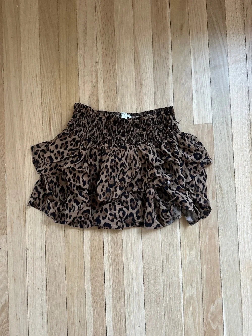 Subdued leopard ruffle mini skirt